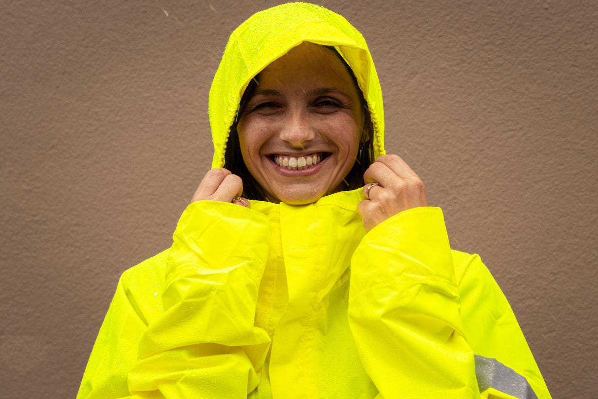 Regncape med ekstra synlighet for sykling